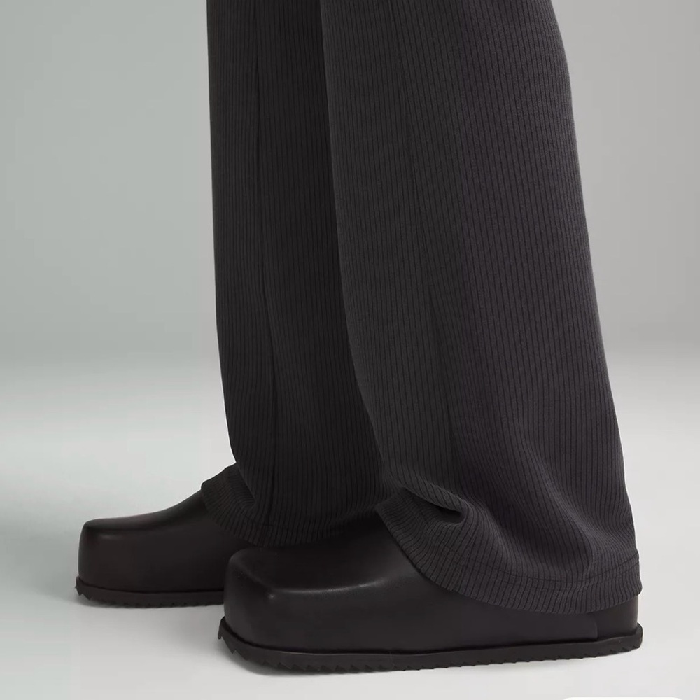 Lululemon Ribbed Softstreme Flared Pant size 8 black